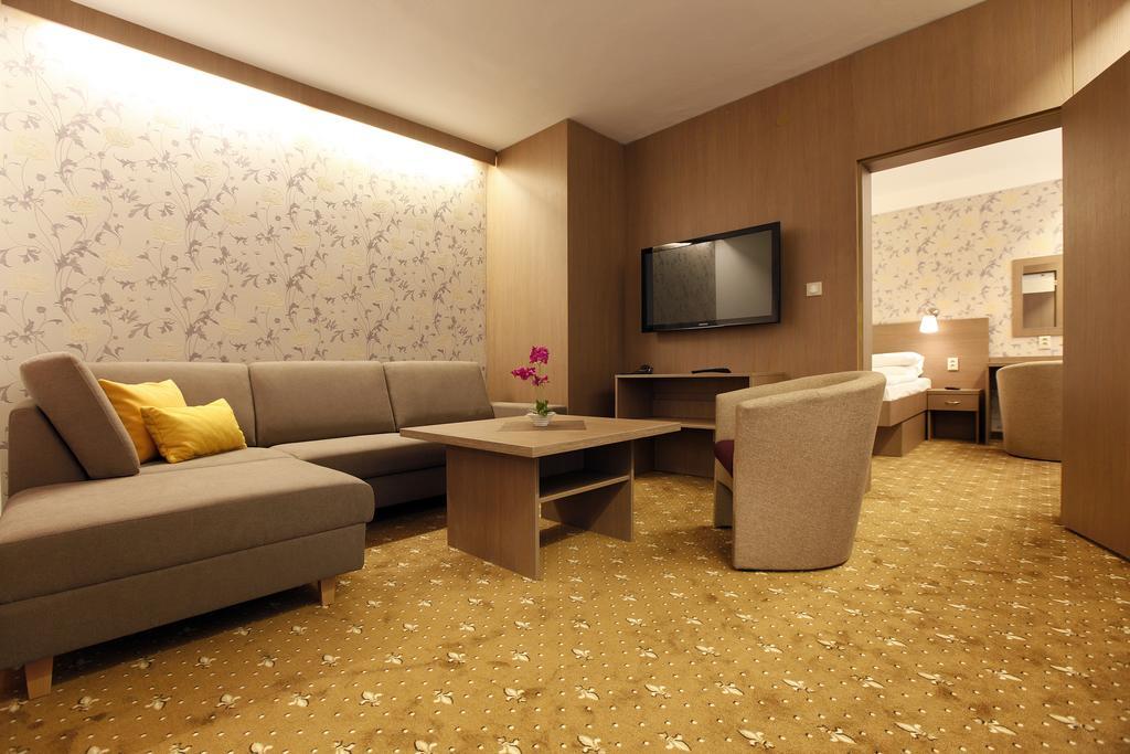 MÁJ Hotel Medical Wellness Piest'any Esterno foto